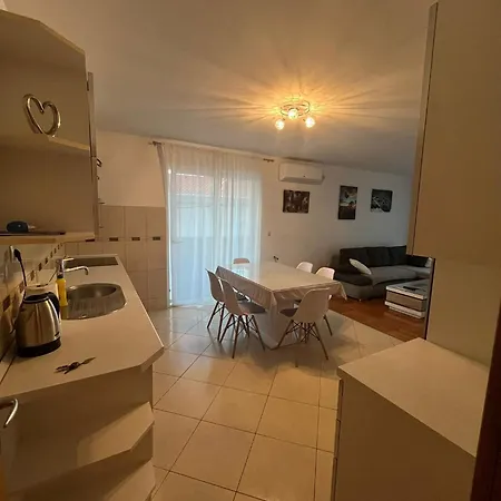 Apartman Lana *